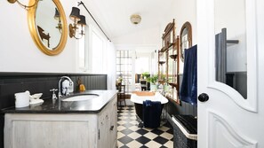 Bathtub, hair dryer, towels, shampoo - Newman House (Daylesford)