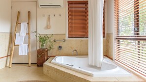 Regadera, secadora de cabello, toallas 