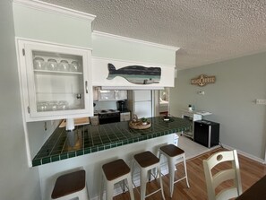 Kühlschrank, Mikrowelle, Herdplatte, Geschirrspüler