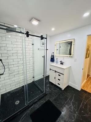 Dusche, Haartrockner, Handtücher, Seife
