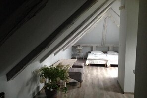 8 habitaciones, tabla de planchar con plancha y cuna de viaje 