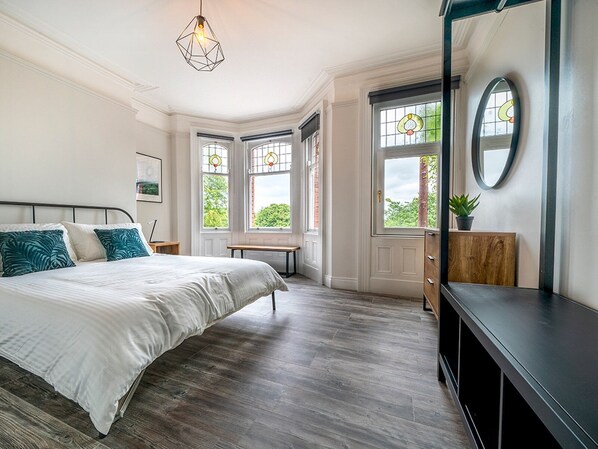 4 habitaciones, escritorio, tabla de planchar con plancha y wifi gratis 