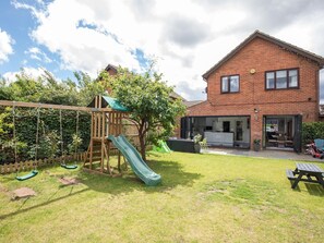 Property grounds - Gorgeous Family Home Near River Thames-Old Windsor - Pass the Keys (Windsor)