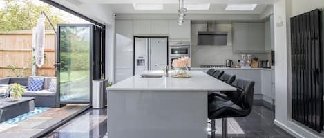 Kühlschrank, Mikrowelle, Ofen, Geschirrspüler