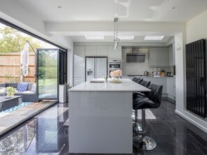 Fridge, microwave, oven, dishwasher - Gorgeous Family Home Near River Thames-Old Windsor - Pass the Keys (Windsor)