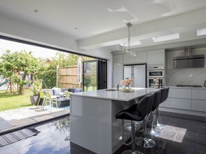 Fridge, microwave, oven, dishwasher - Gorgeous Family Home Near River Thames-Old Windsor - Pass the Keys (Windsor)