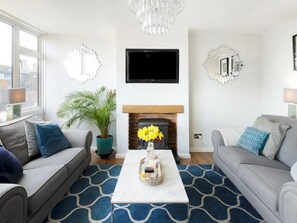 TV - Eton Penthouse with Amazing Castle River Views - Pass the Keys (Windsor)