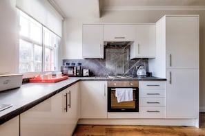 Oven, dishwasher, cookware/dishes/utensils
