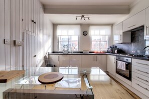 Oven, dishwasher, cookware/dishes/utensils