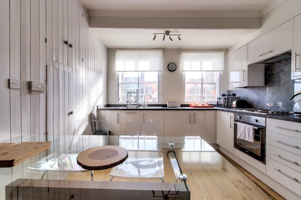 Oven, dishwasher, cookware/dishes/utensils