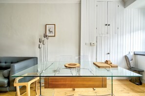 Interior - Modern Royal Mile 2 bed Flat Edinburgh - Pass the Keys (Edinburgh)