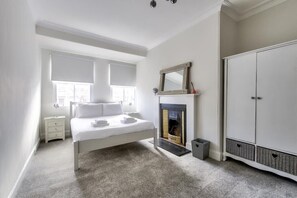 2 bedrooms, iron/ironing board, free WiFi, bed sheets - Modern Royal Mile 2 bed Flat Edinburgh - Pass the Keys (Edinburgh)