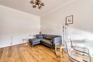 Books - Modern Royal Mile 2 bed Flat Edinburgh - Pass the Keys (Edinburgh)