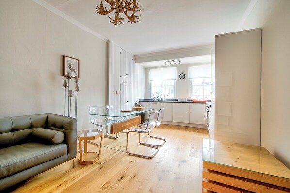 Books - Modern Royal Mile 2 bed Flat Edinburgh - Pass the Keys (Edinburgh)