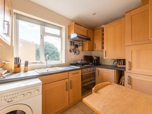 Fridge, microwave, oven, coffee/tea maker