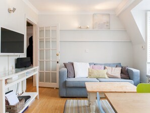 TV, DVD player - Roof Terrace Flat in Hampstead - Pass the Keys (London)