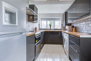 冰箱、微波炉、烤箱、洗碗机