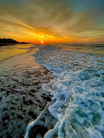 Beach. Clean New Townhome: Comfort and Convenience Await!