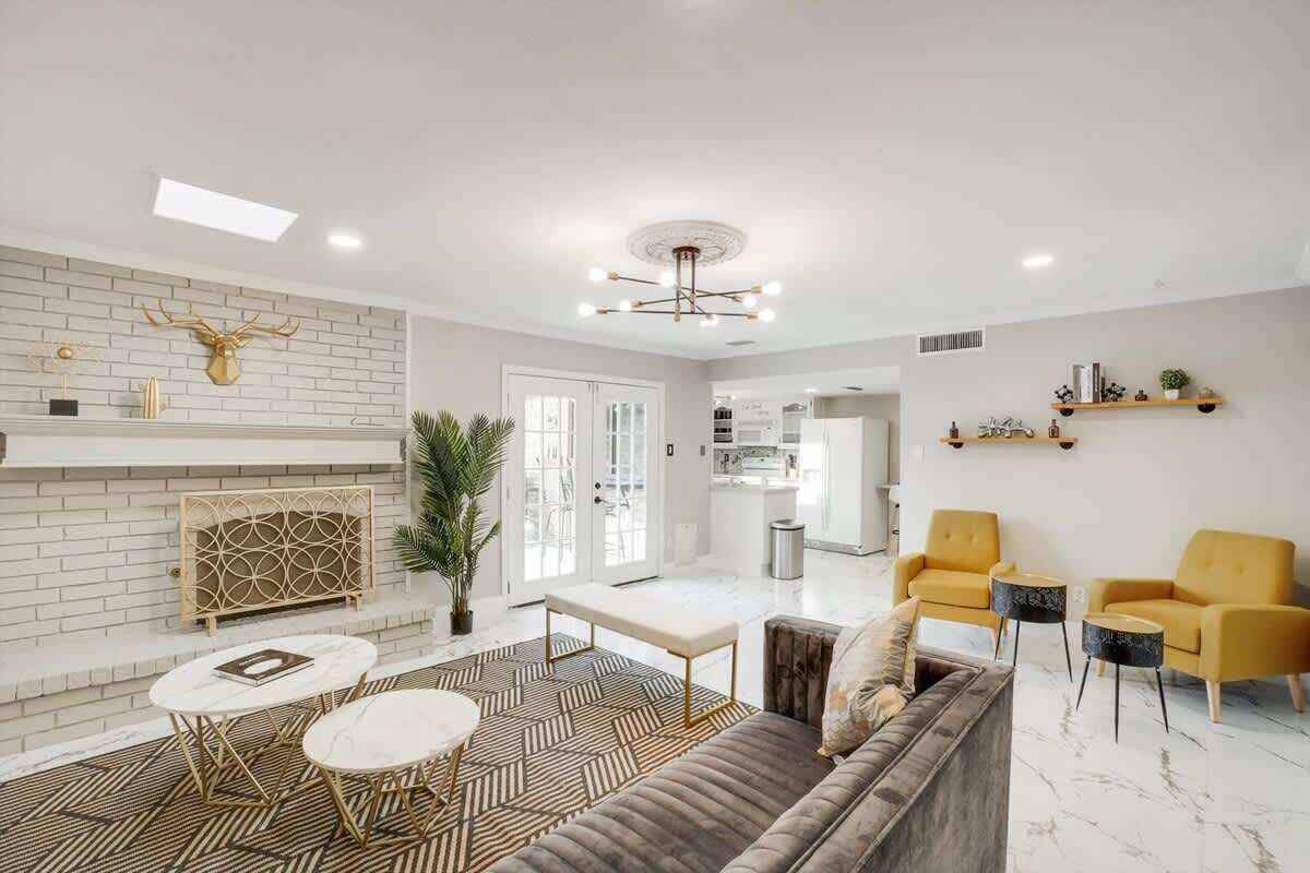 TV, peis, DVD-spiller og kontorer