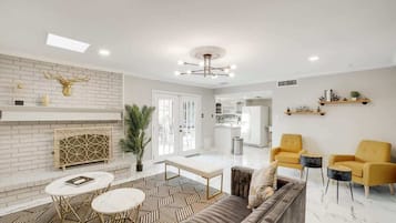 Fernseher, Kamin, DVD-Player, Arbeitsbereiche