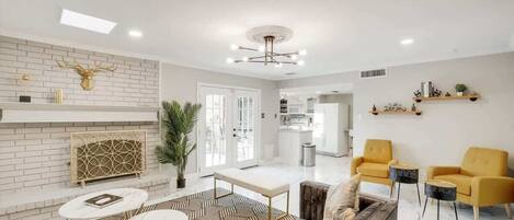 電視、壁爐、DVD 播放機、 辦公室