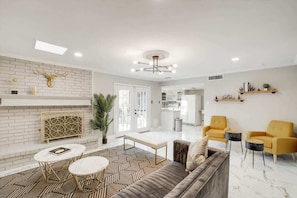 TV, fireplace, DVD player, offices - Spectacular 4BR/2.5B Home with Pool and Grill (Carrollton)
