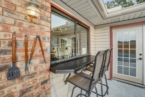 Outdoor dining - Spectacular 4BR/2.5B Home with Pool and Grill (Carrollton)