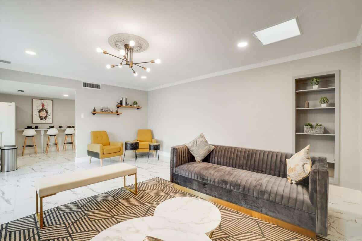 Télévision, cheminée, lecteur de DVD, espaces bureaux