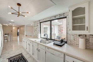 Fridge, microwave, oven, stovetop - Spectacular 4BR/2.5B Home with Pool and Grill (Carrollton)