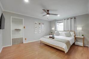 4 bedrooms, iron/ironing board, travel cot, WiFi - Spectacular 4BR/2.5B Home with Pool and Grill (Carrollton)