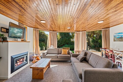Lakehouse Retreat - Wanaka Holiday Home