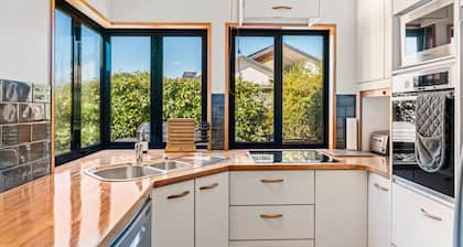 Lakehouse Retreat - Wanaka Holiday Home