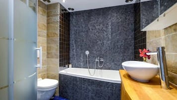 Een douche, handdoeken