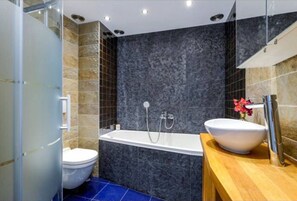 Shower, towels - Luxurious Loft in the Centre of Amsterdam (Amsterdam)