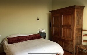 5 chambres, bureau, fer et planche à repasser, lit parapluie