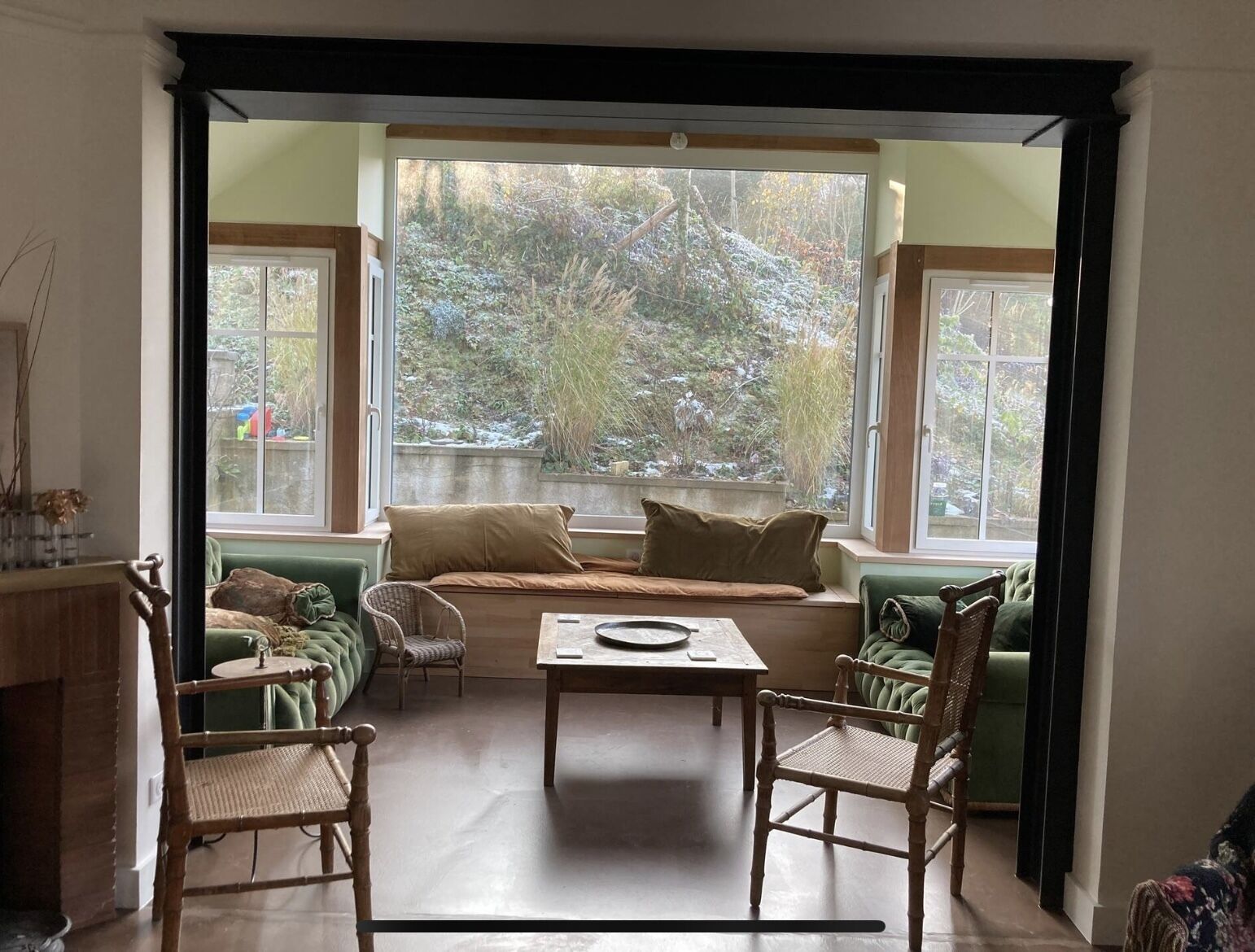 Televisio, takka, pöytätennispöytä, kirjoja