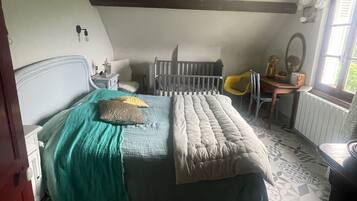 5 chambres, bureau, fer et planche Ă repasser, lit parapluie