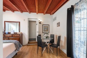 7 bedrooms, desk, iron/ironing board, free WiFi - Spacious 5300 SqFt-7 beds/5bath-Stargazing deck-SoakingTub-Hiking Trail-Gameroom (Morongo Valley)