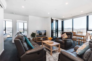 TV, offices - Lovely Sunny 2-bedroom Apartment with Pool and Gym (Phillip)