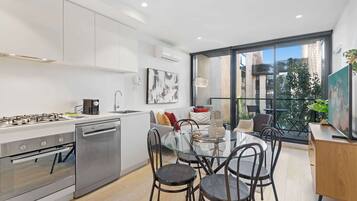 Réfrigérateur, micro-ondes, four, plaque de cuisson