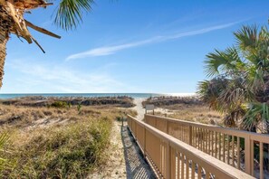 Una spiaggia nelle vicinanze