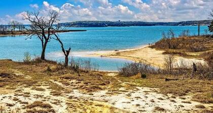 Texoma Serenity Cabin backs up to lake cove.