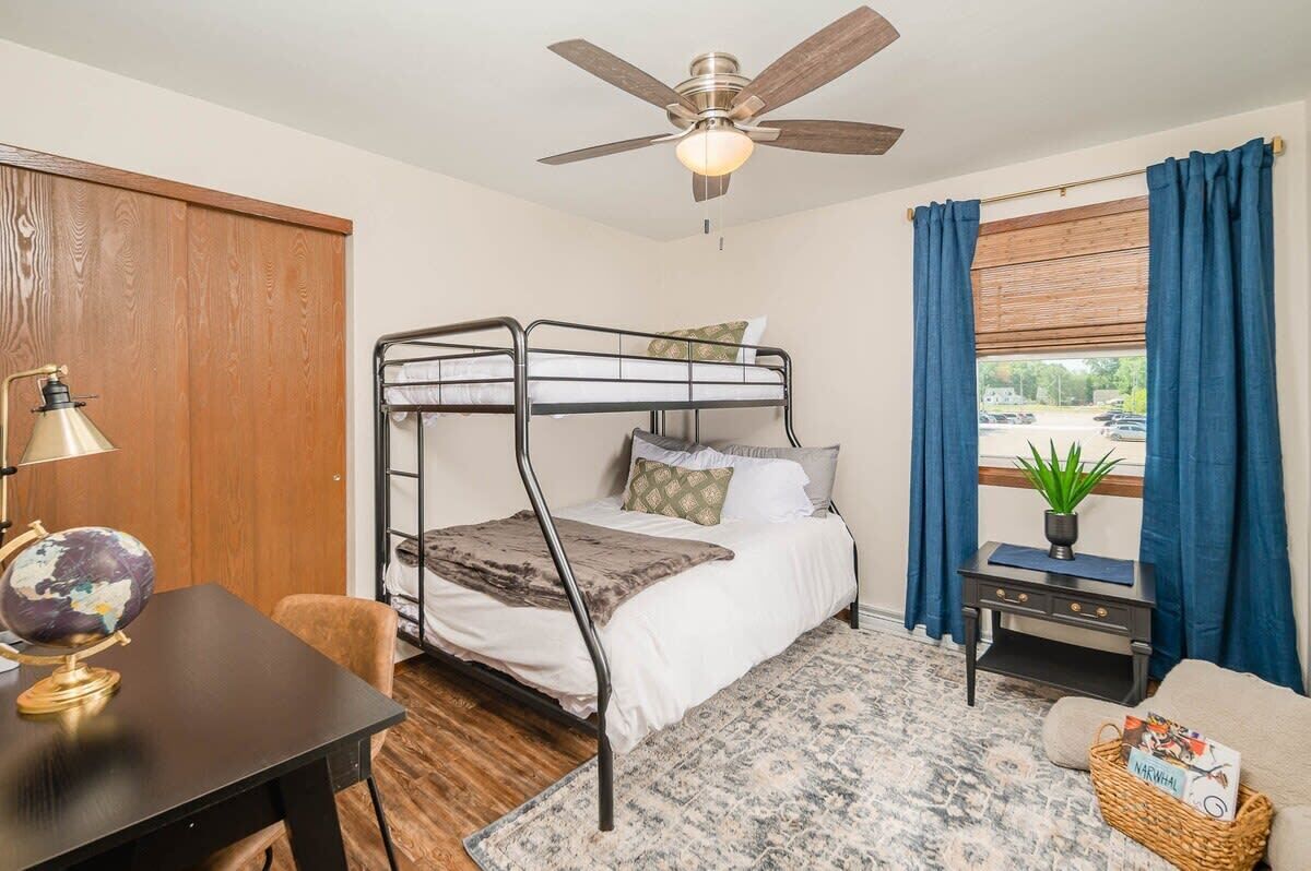 3 dormitorios, escritorio, tabla de planchar con plancha y wifi