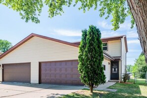 Exterior - 𝑅etreat 𝑜𝑛 𝑅𝑖𝑑𝑔𝑒𝑣𝑖𝑒𝑤 - 3 bedroom (Appleton)