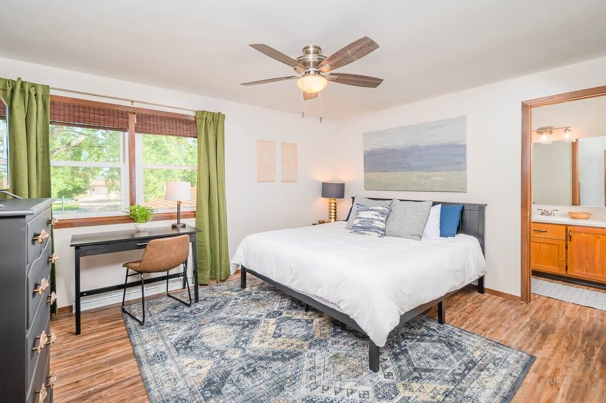 3 bedrooms, desk, iron/ironing board, WiFi