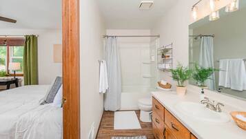 Badewanne, Haartrockner, Handtücher