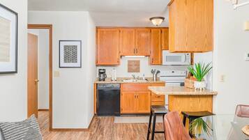 Frigorífico, microondas, horno y placa de cocina