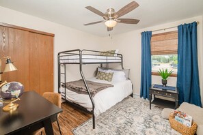 3 Schlafzimmer, Schreibtisch, Bügeleisen/Bügelbrett, WLAN