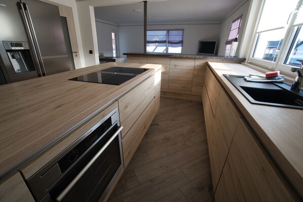 Kühlschrank, Ofen, Herdplatte, Geschirrspüler