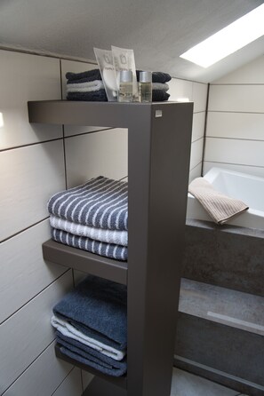 Sèche-cheveux, serviettes fournies, savon, shampoing